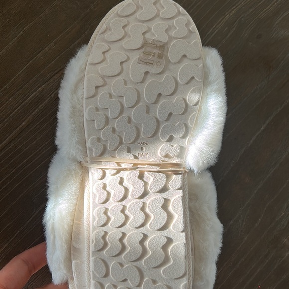 SKIMS, fluffy slippers- the most comfortable slippers you’ll ever wear. - Picture 3 of 3